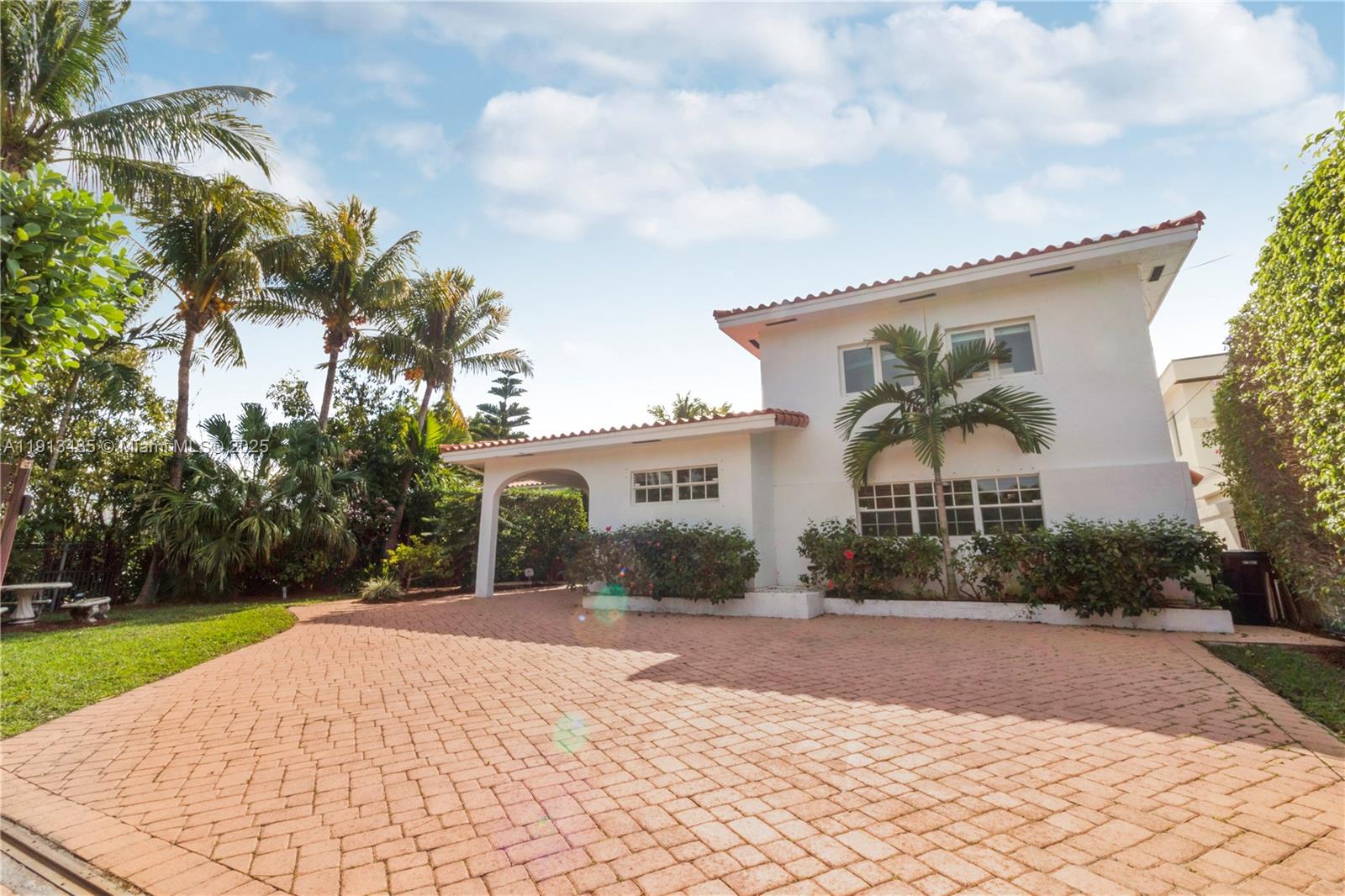 1700 Bay Dr Miami Beach, FL 33141