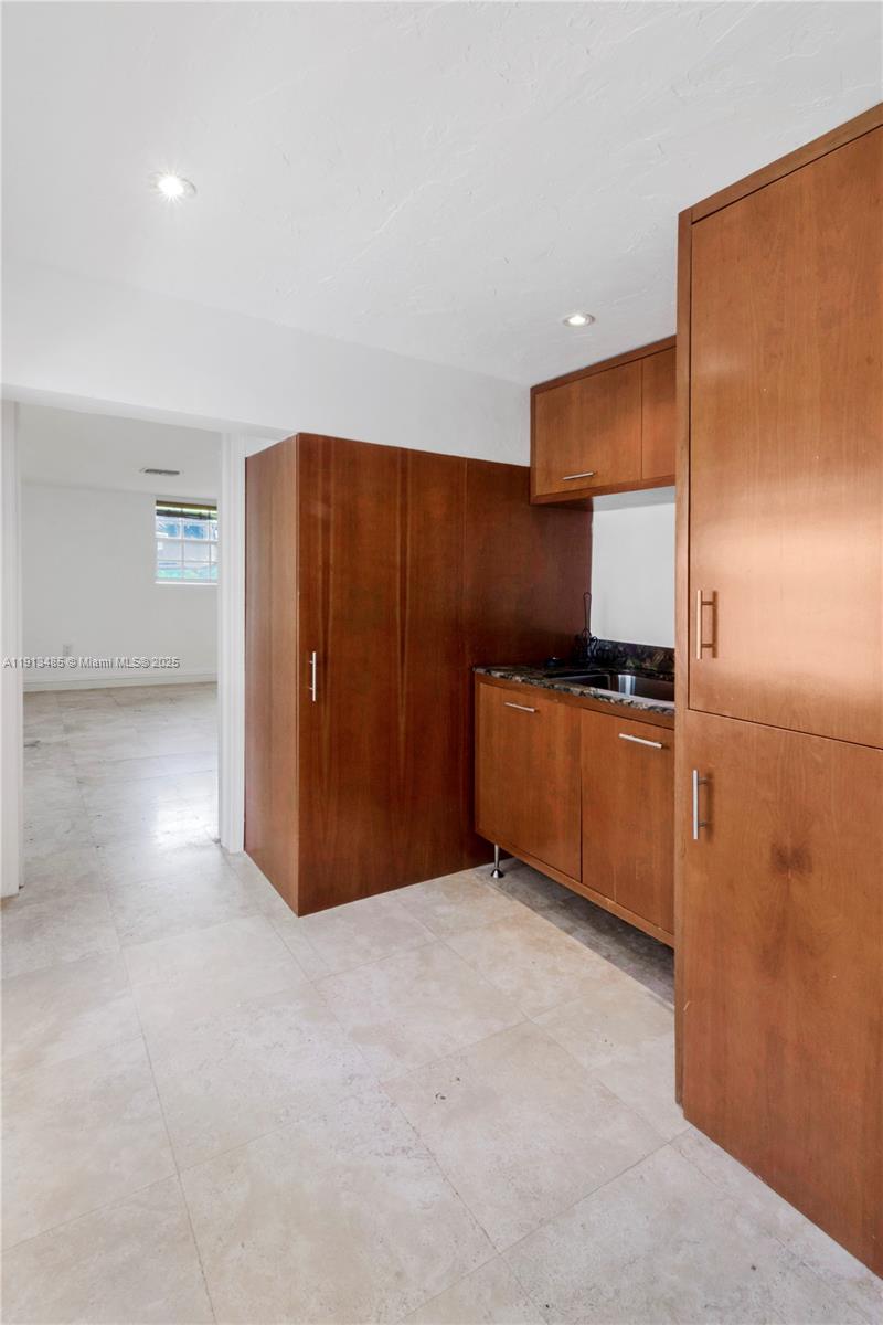 1700 Bay Dr Miami Beach, FL 33141