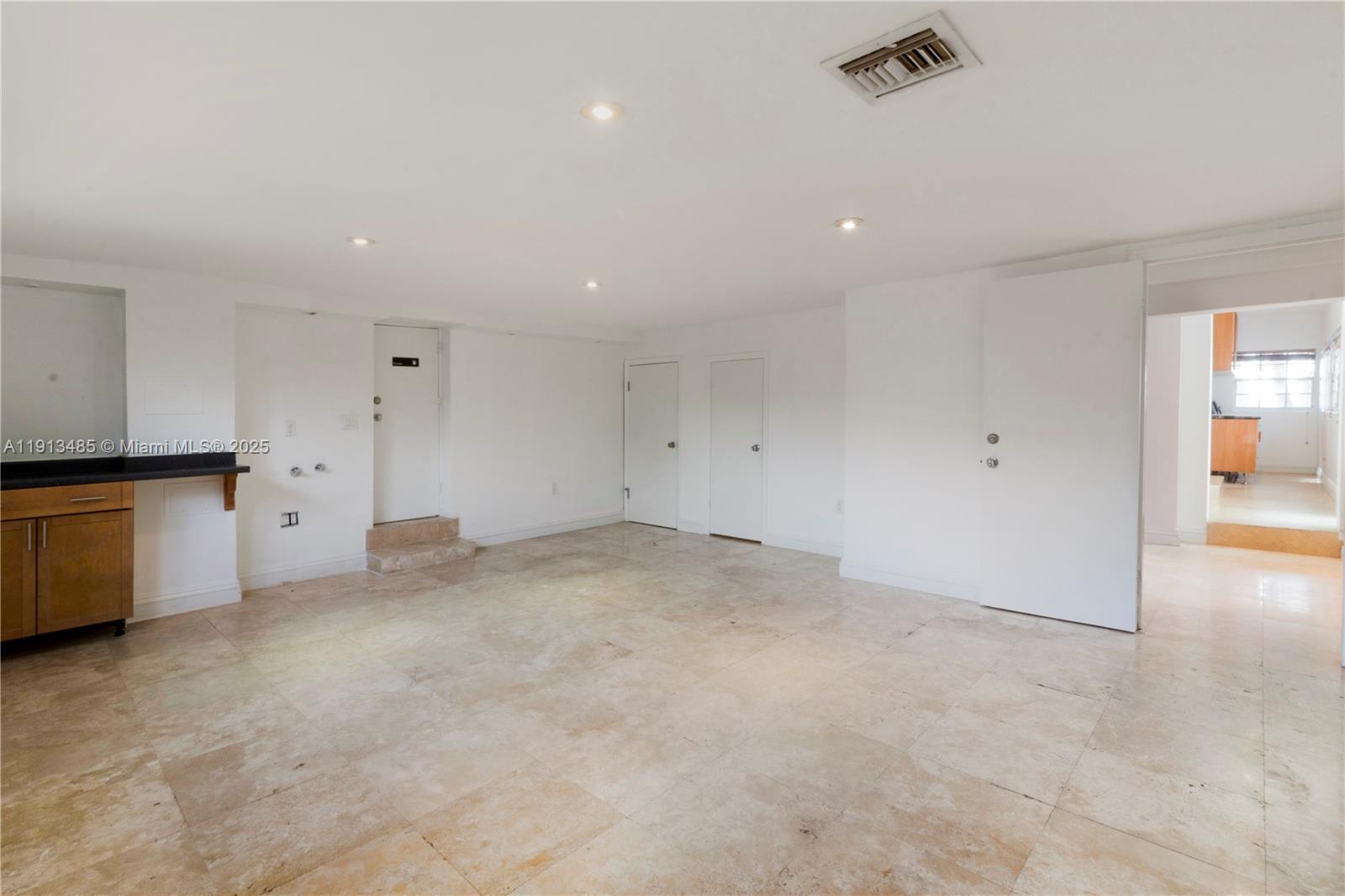 1700 Bay Dr Miami Beach, FL 33141