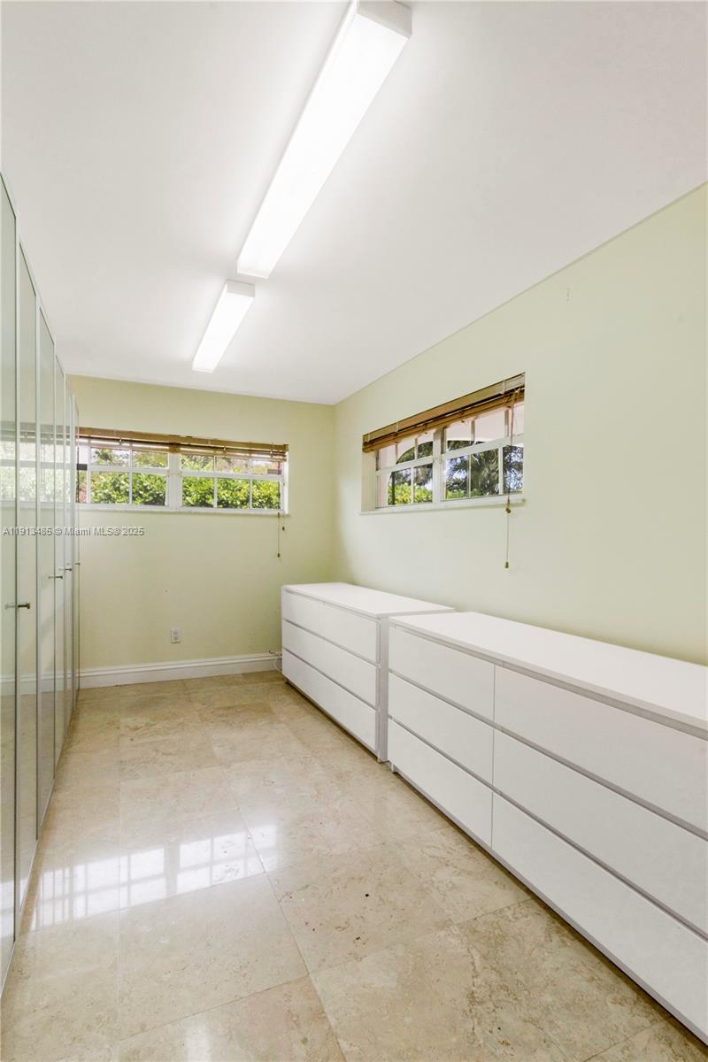 1700 Bay Dr Miami Beach, FL 33141