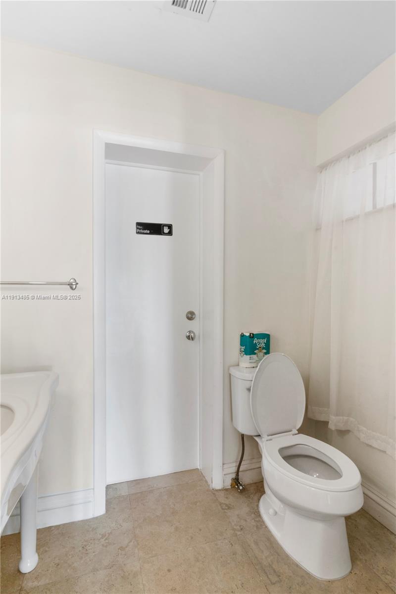 1700 Bay Dr Miami Beach, FL 33141