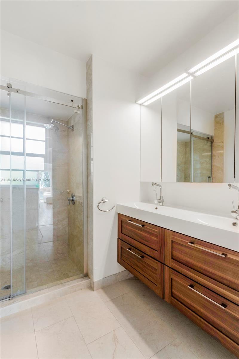 1700 Bay Dr Miami Beach, FL 33141