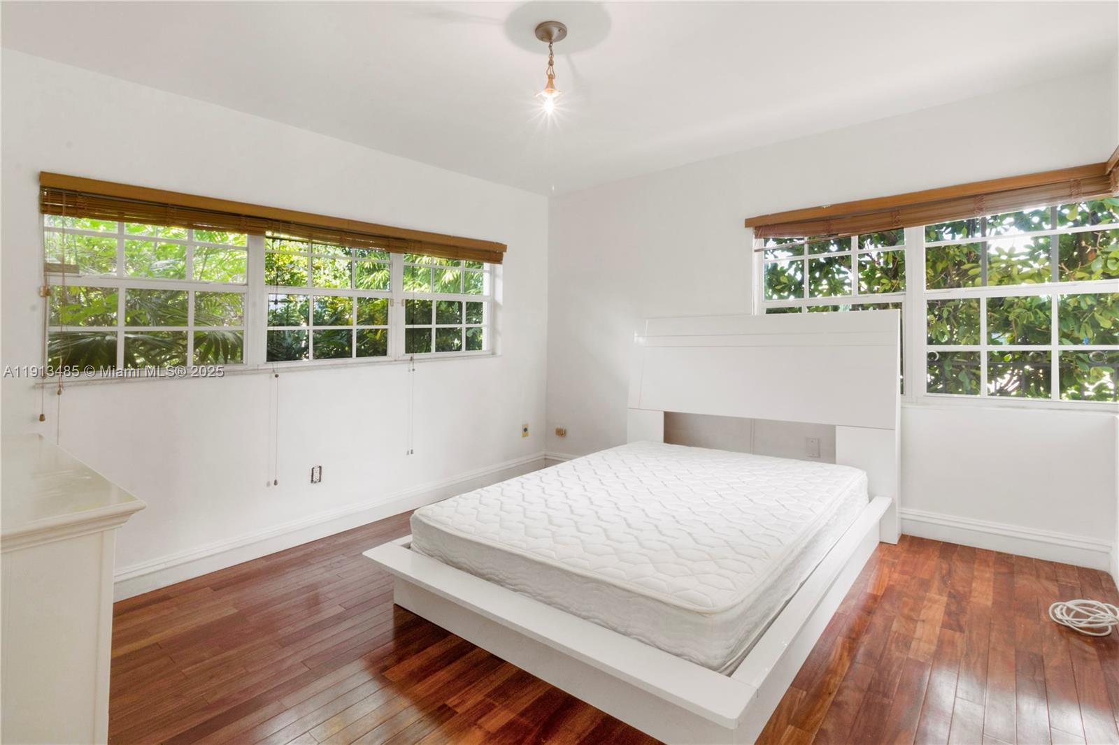 1700 Bay Dr Miami Beach, FL 33141