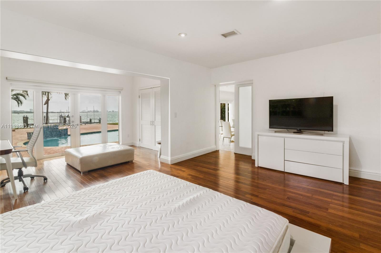 1700 Bay Dr Miami Beach, FL 33141