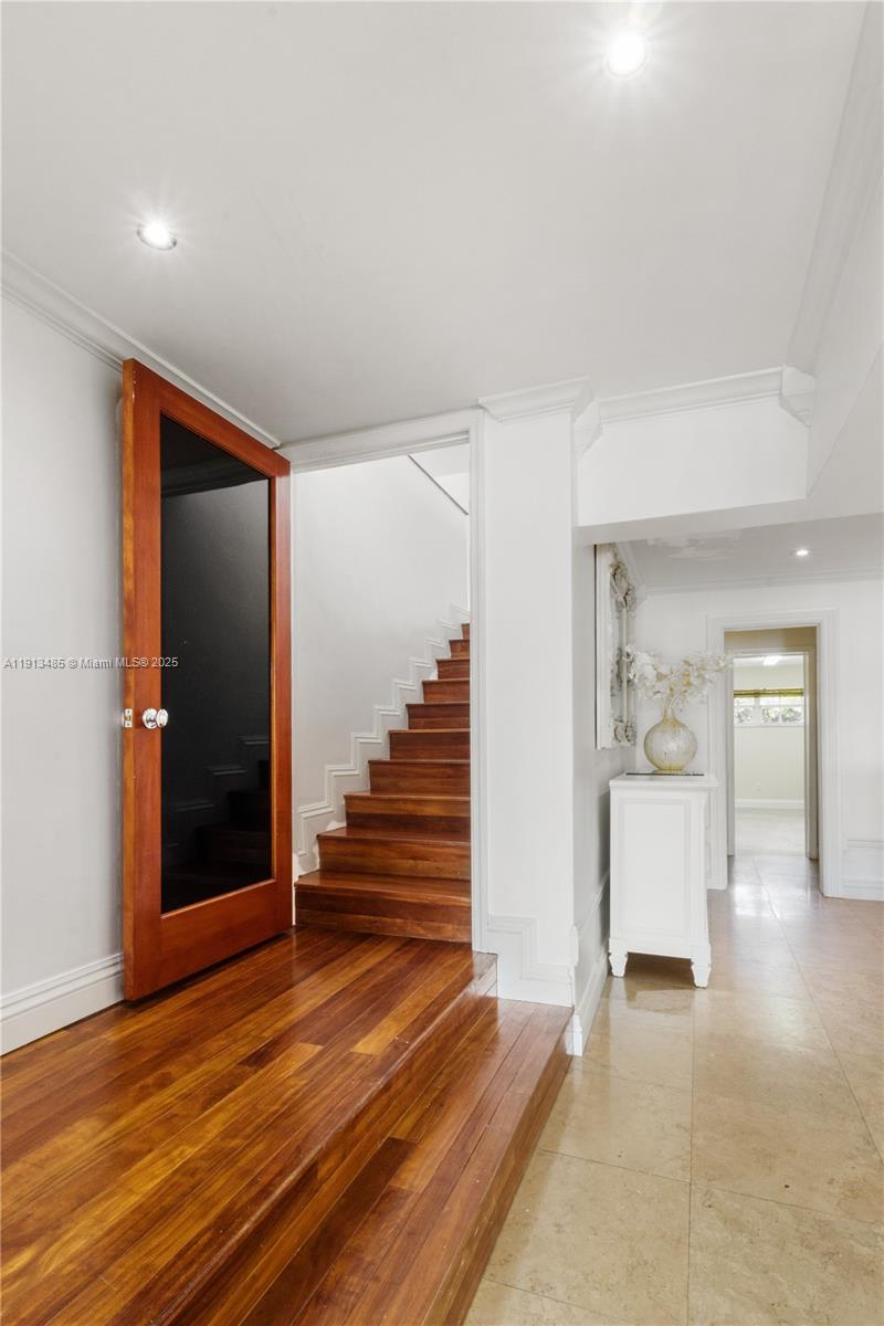 1700 Bay Dr Miami Beach, FL 33141