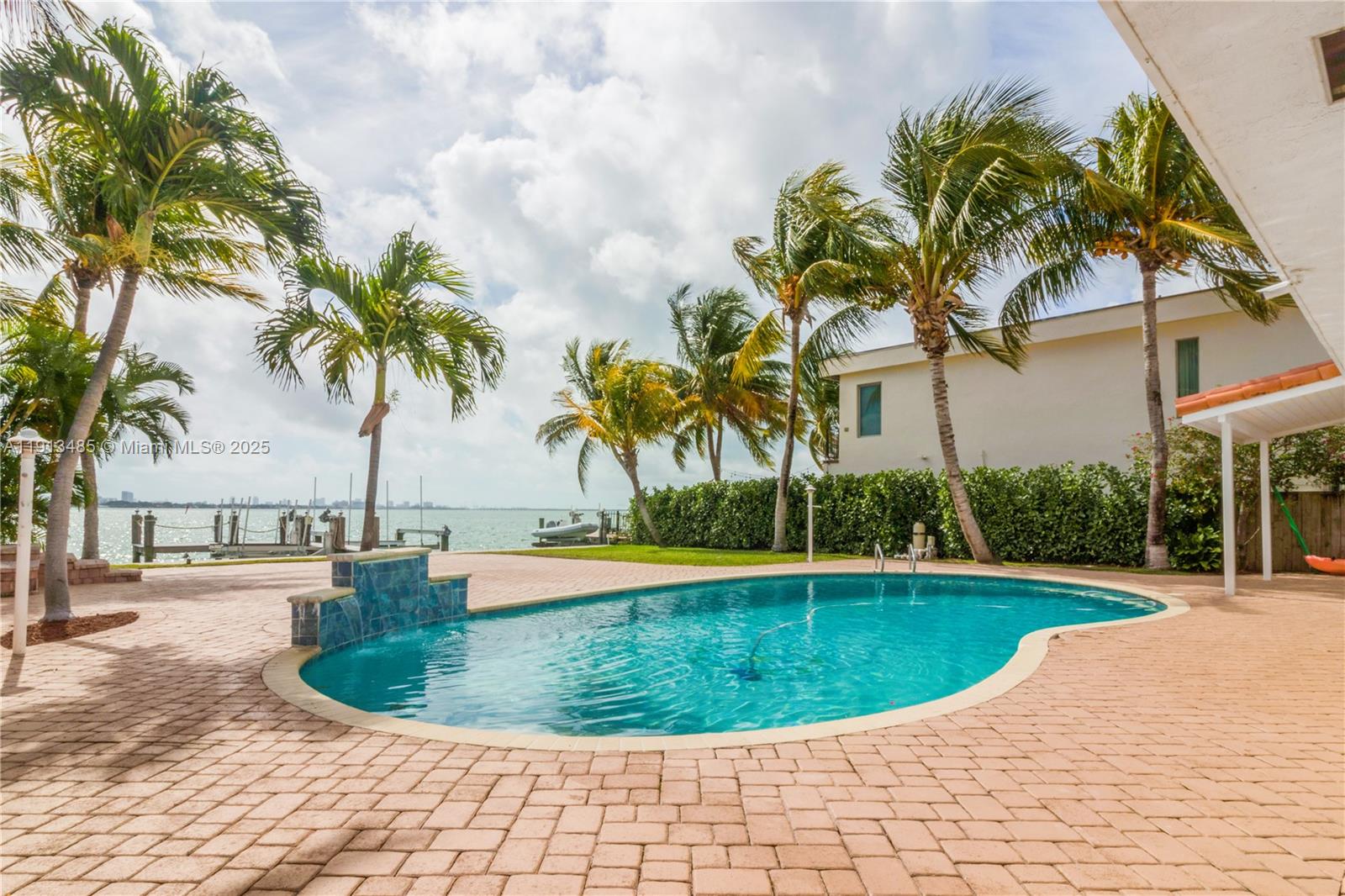 1700 Bay Dr Miami Beach, FL 33141