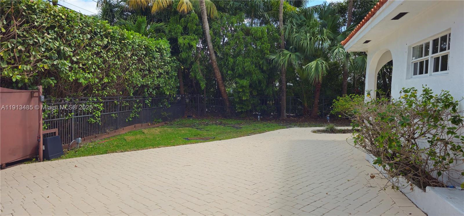 1700 Bay Dr Miami Beach, FL 33141