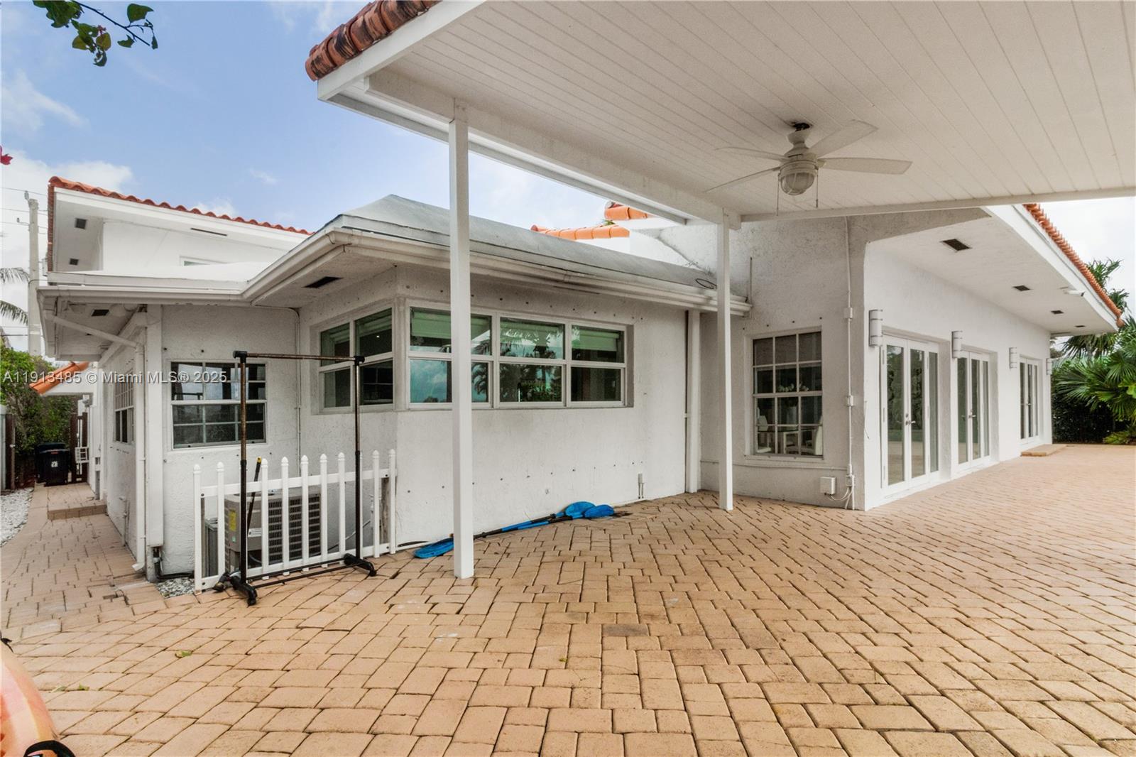 1700 Bay Dr Miami Beach, FL 33141