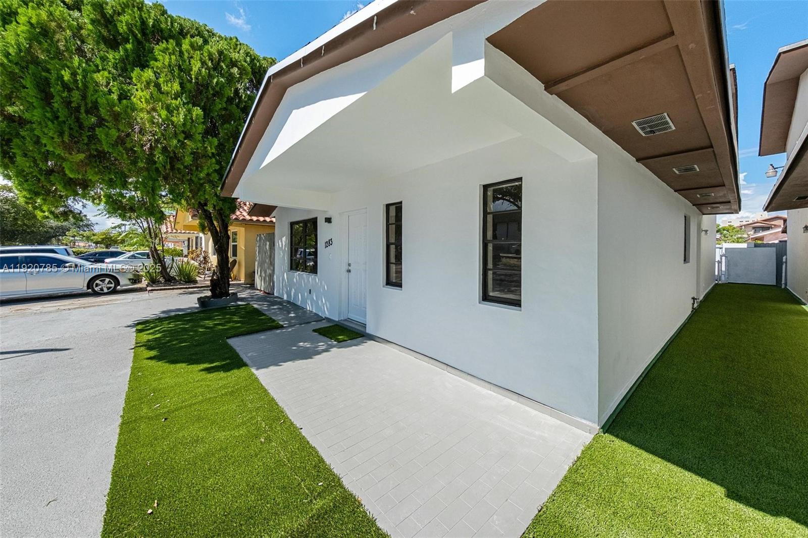 1281 W 42nd St Hialeah, FL 33012