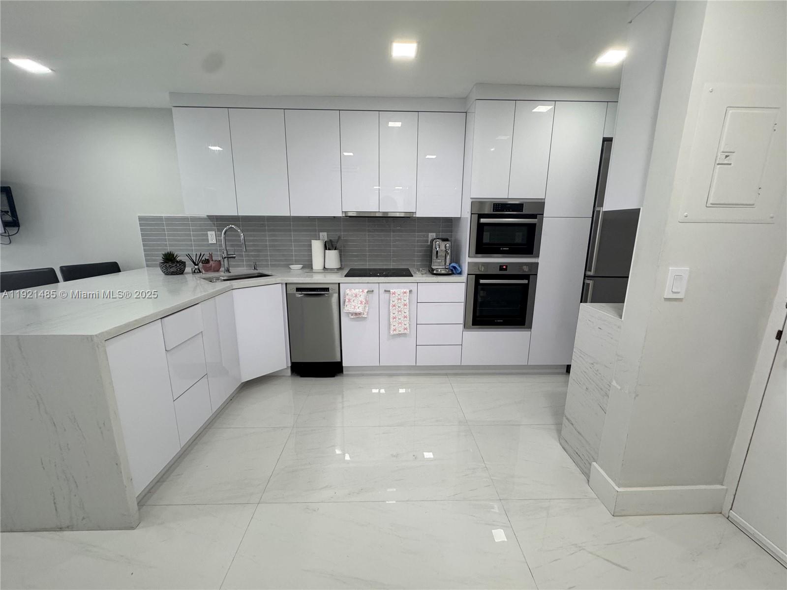 2899 Collins Ave #915