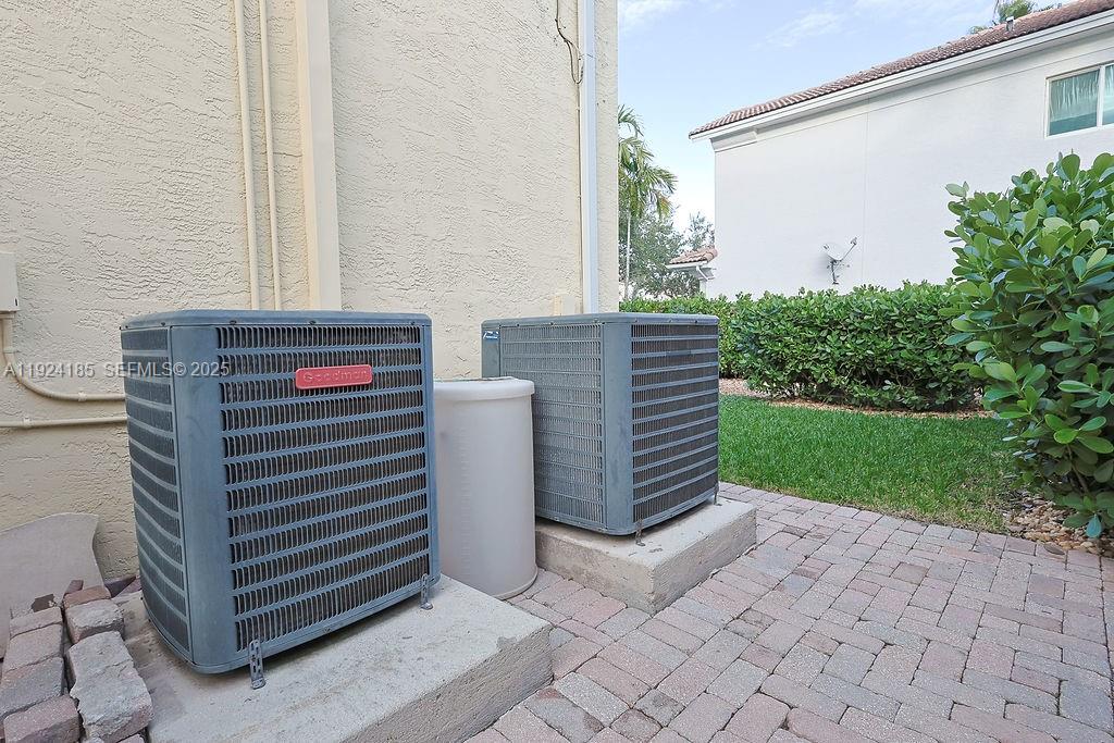 6853 NW 113th Pl Doral, FL 33178