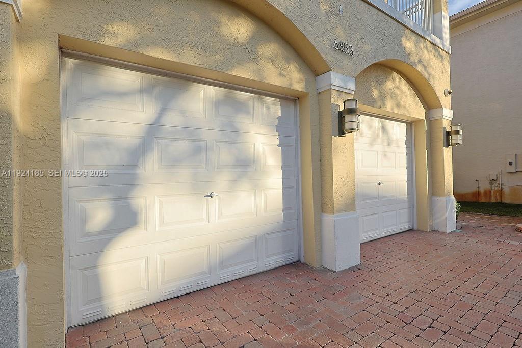 6853 NW 113th Pl Doral, FL 33178