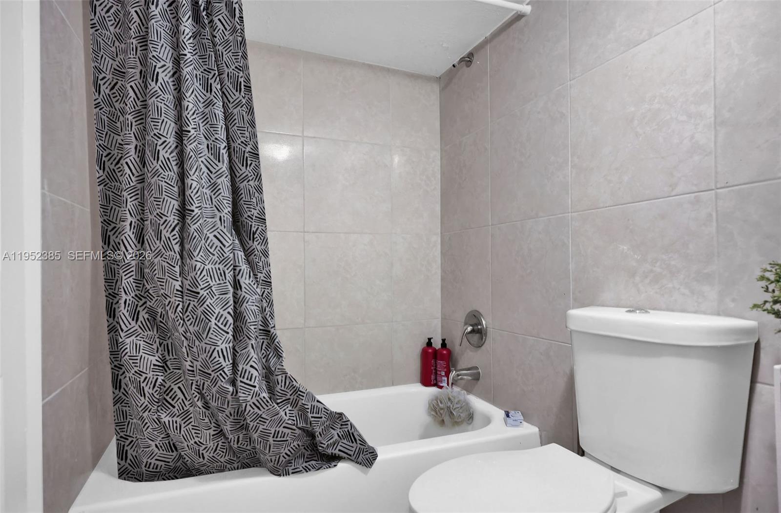 2105 NW 1st St Miami, FL 33125