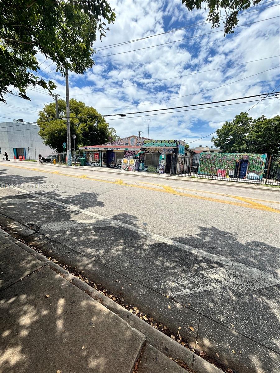 203 NW 35th St Miami, FL 33127