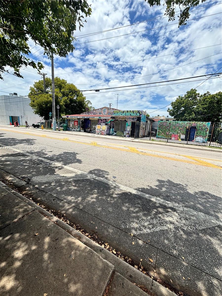 203 NW 35th St Miami, FL 33127