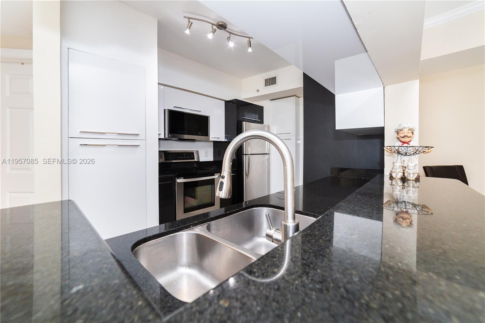 image Porto Bellagio Condo14