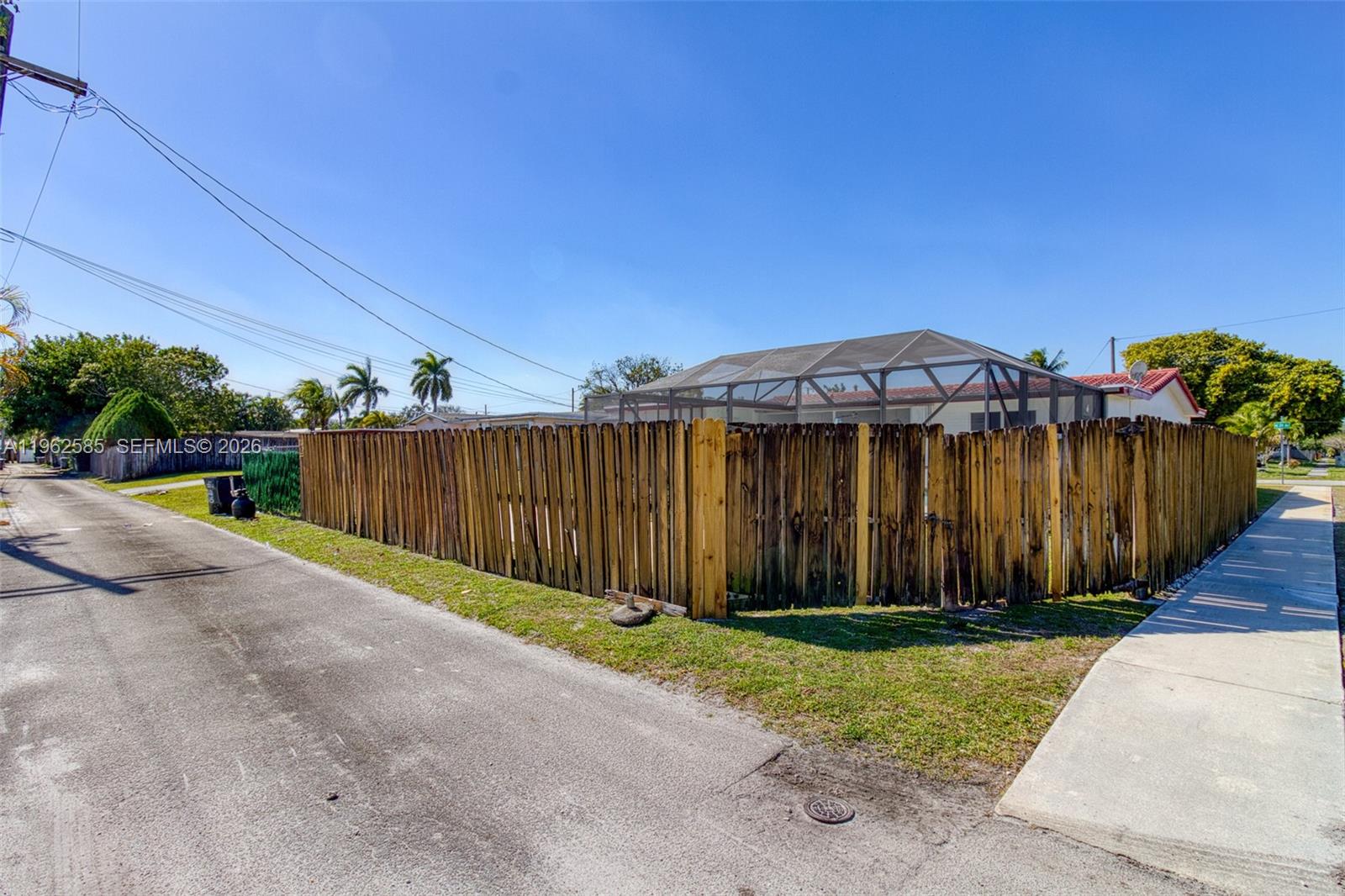 2225 N 39th Ave Hollywood, FL 33021