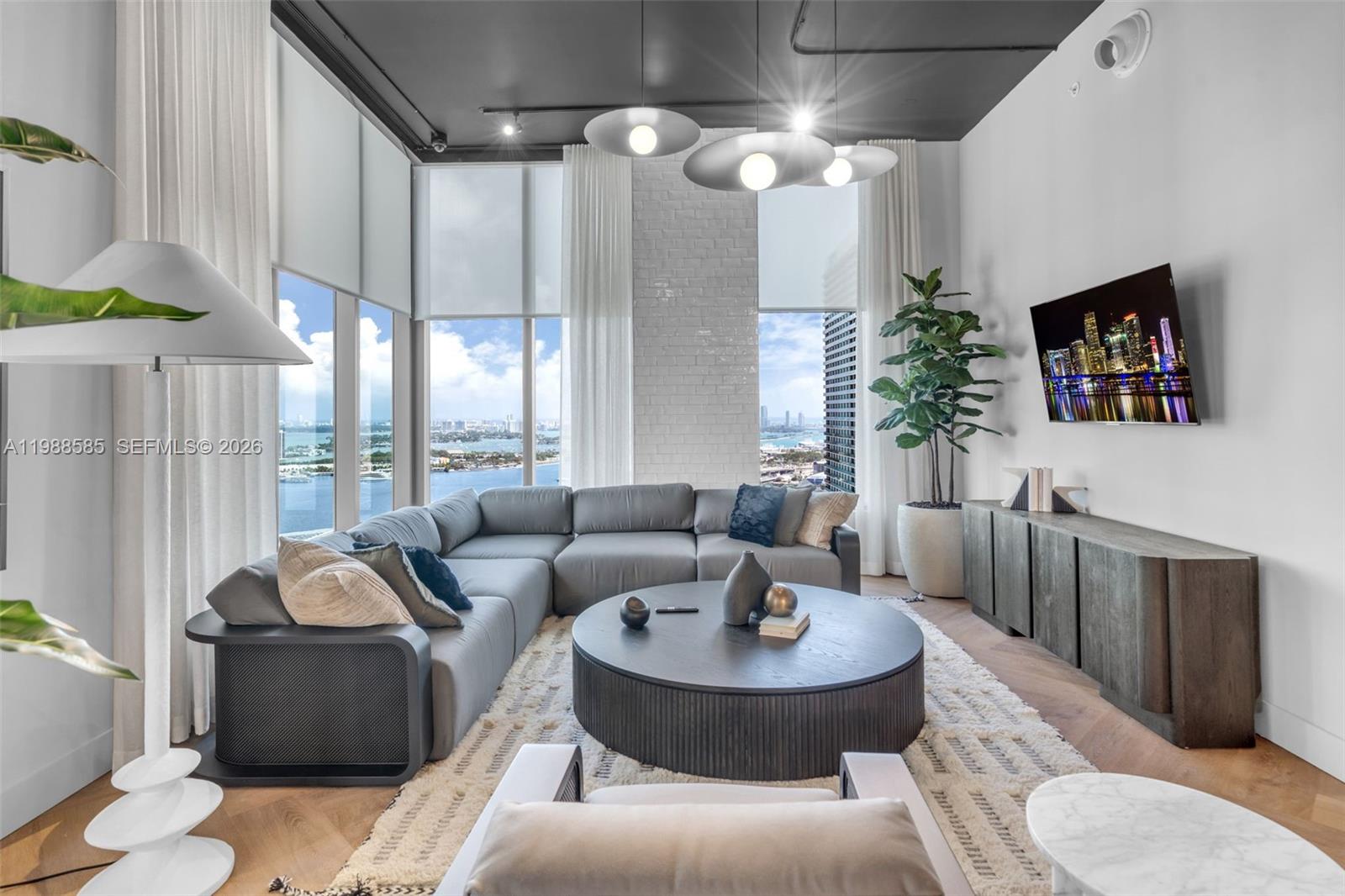 121 NE 5th St #2304 Miami, FL 33132