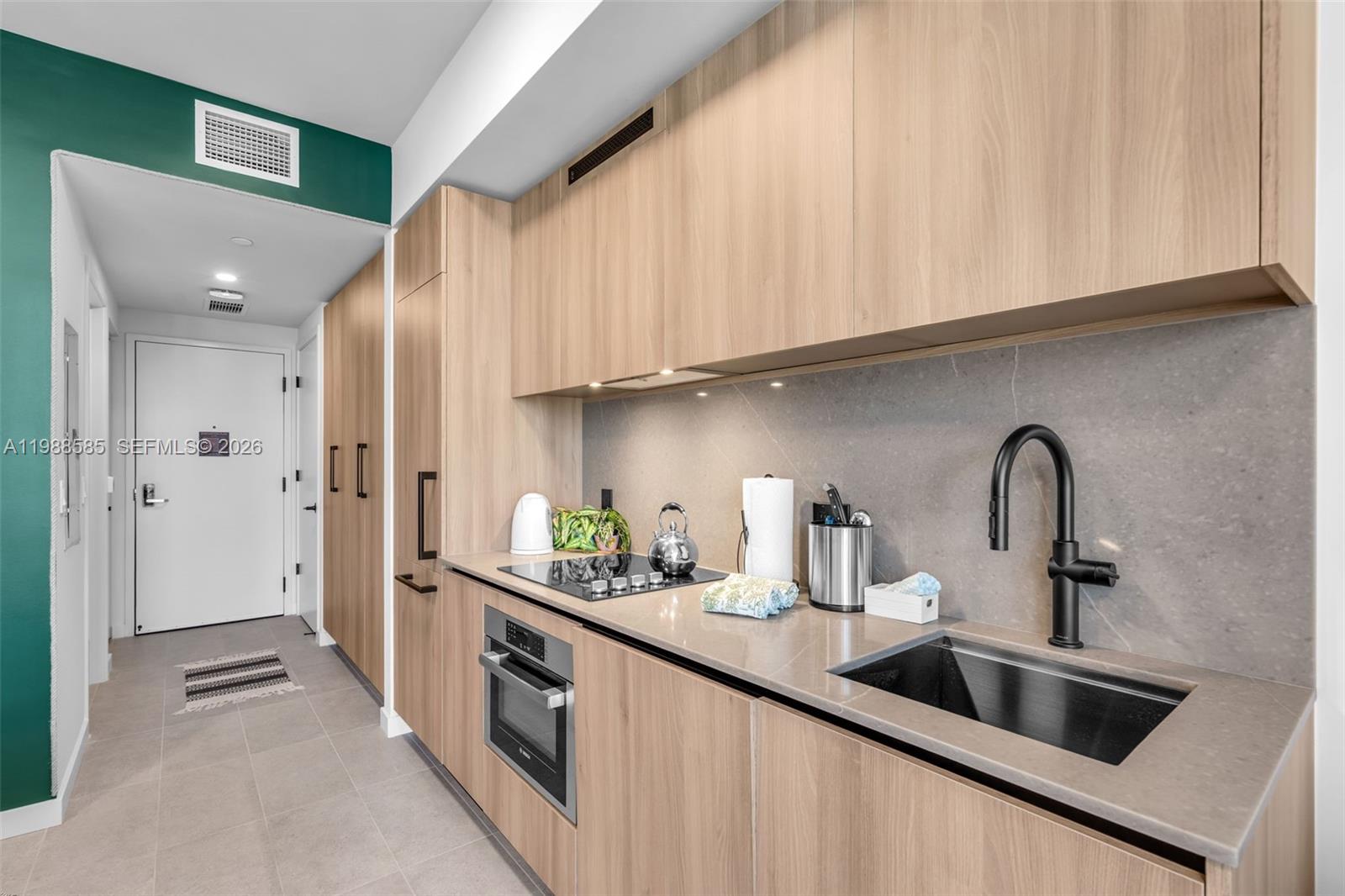 121 NE 5th St #2304 Miami, FL 33132