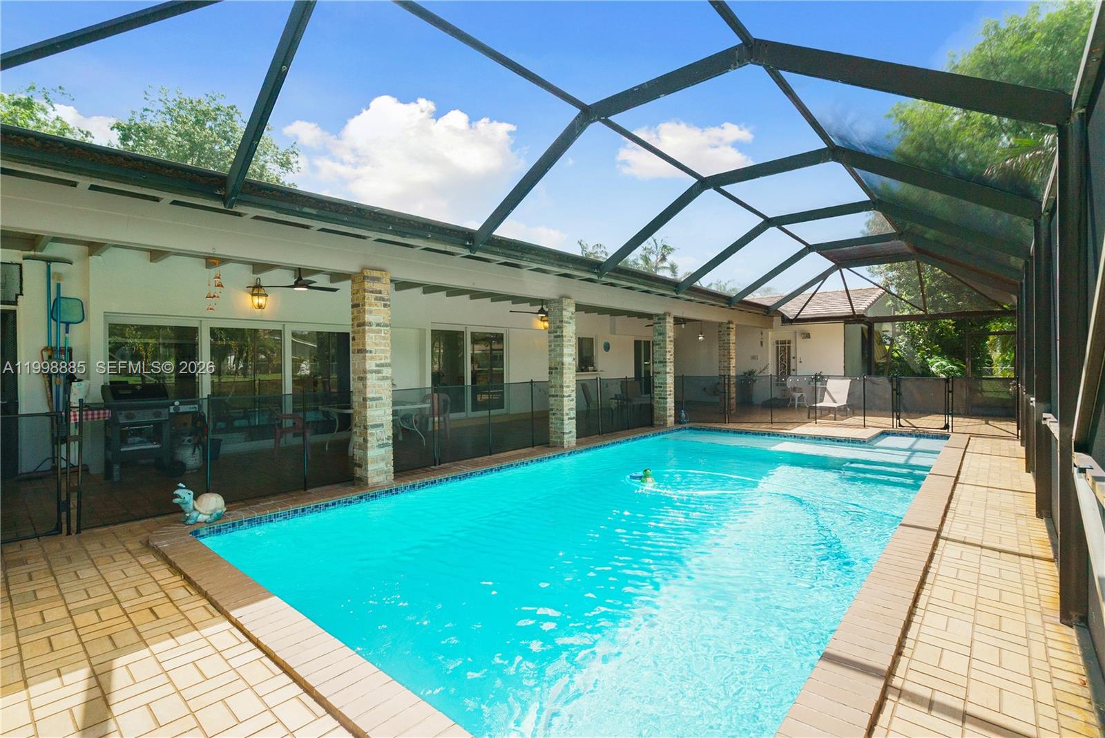 11490 SW 72nd Ct Pinecrest, FL 33156