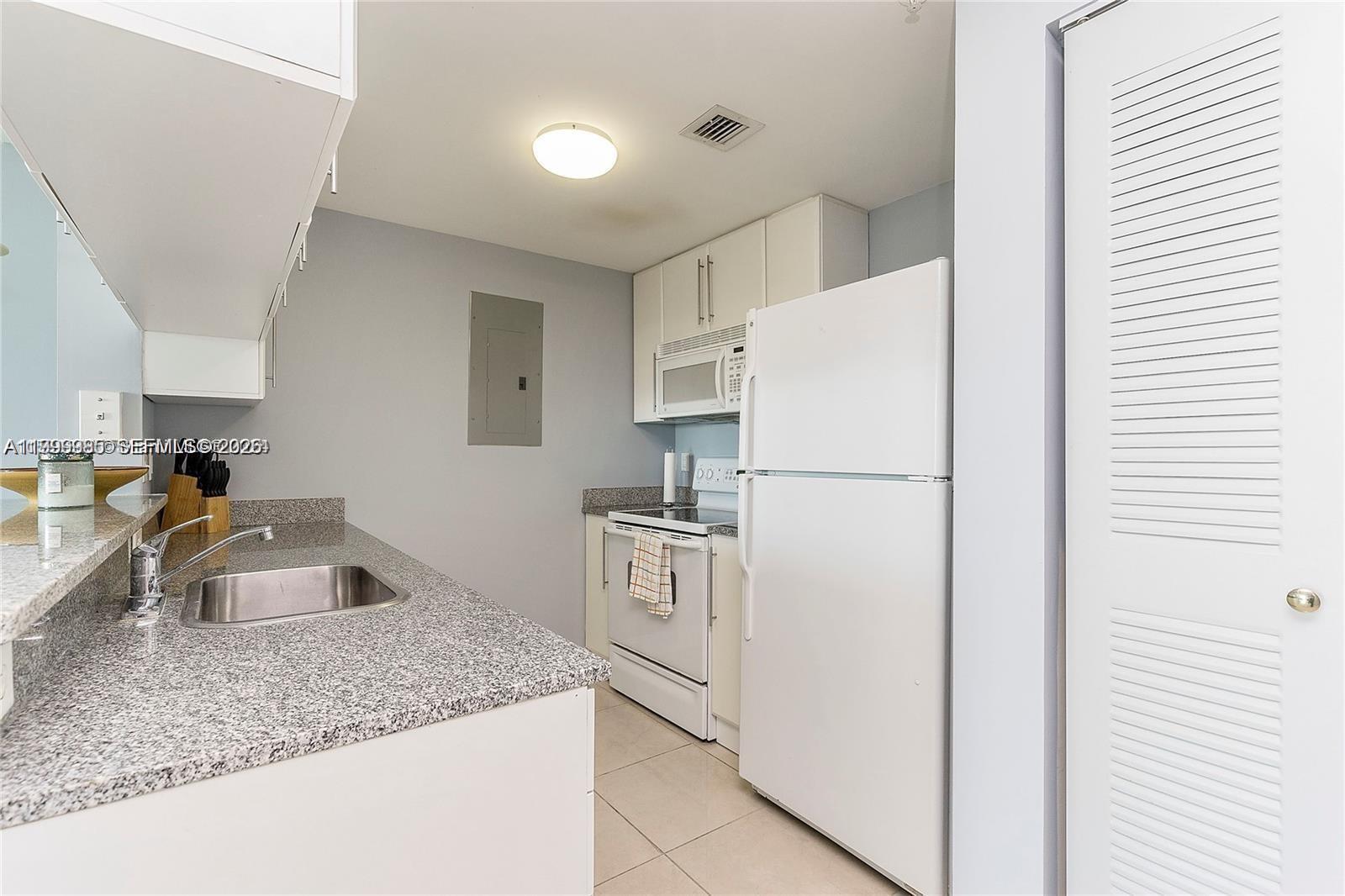 image 1800 Biscayne Plaza2