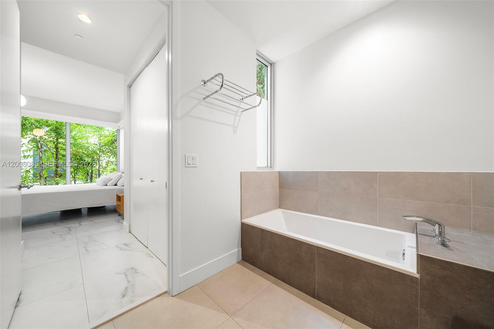 545 SW 11th St #208 Miami, FL 33129