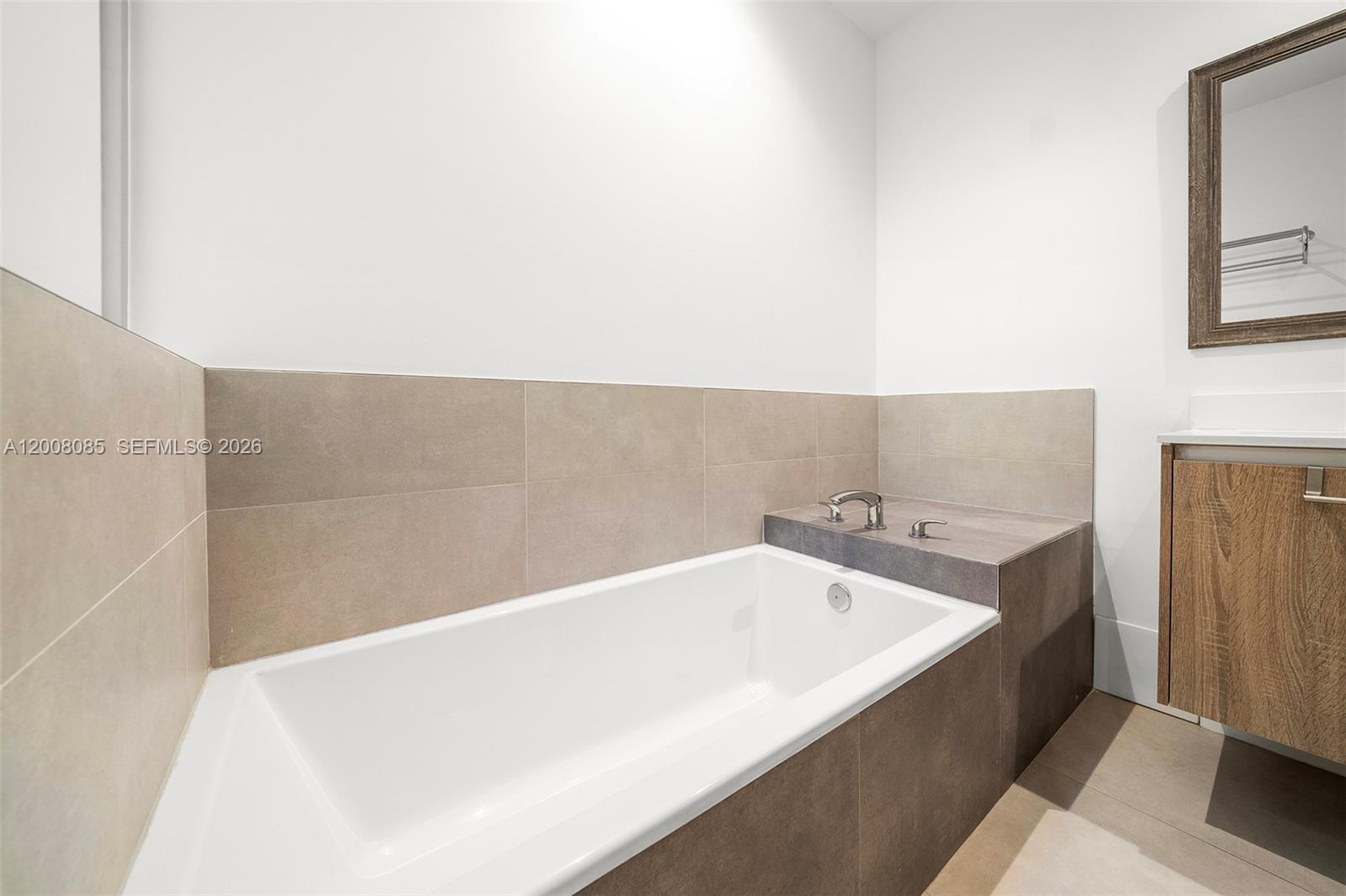 545 SW 11th St #208 Miami, FL 33129