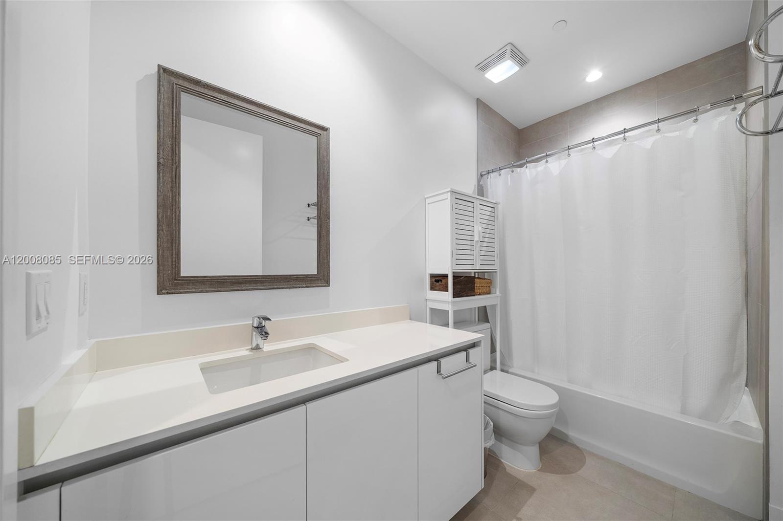 545 SW 11th St #208 Miami, FL 33129