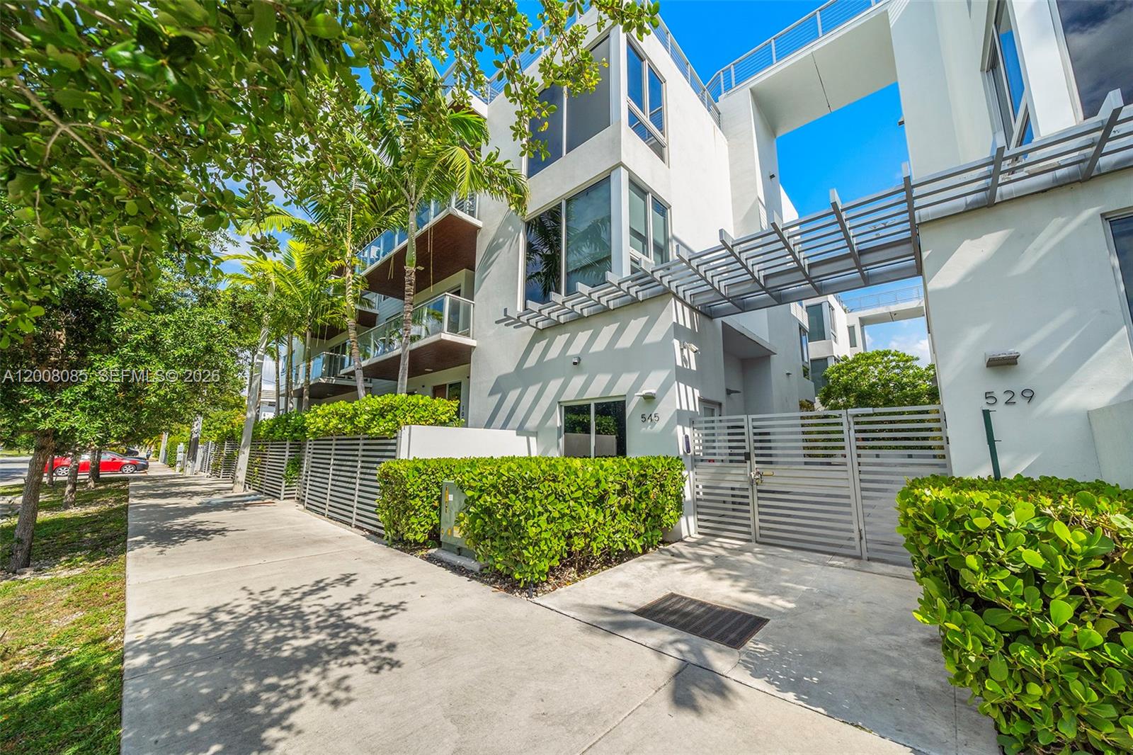 545 SW 11th St #208 Miami, FL 33129