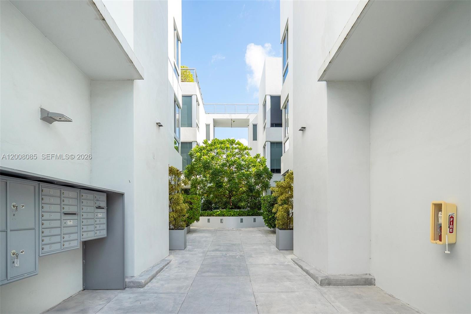 545 SW 11th St #208 Miami, FL 33129