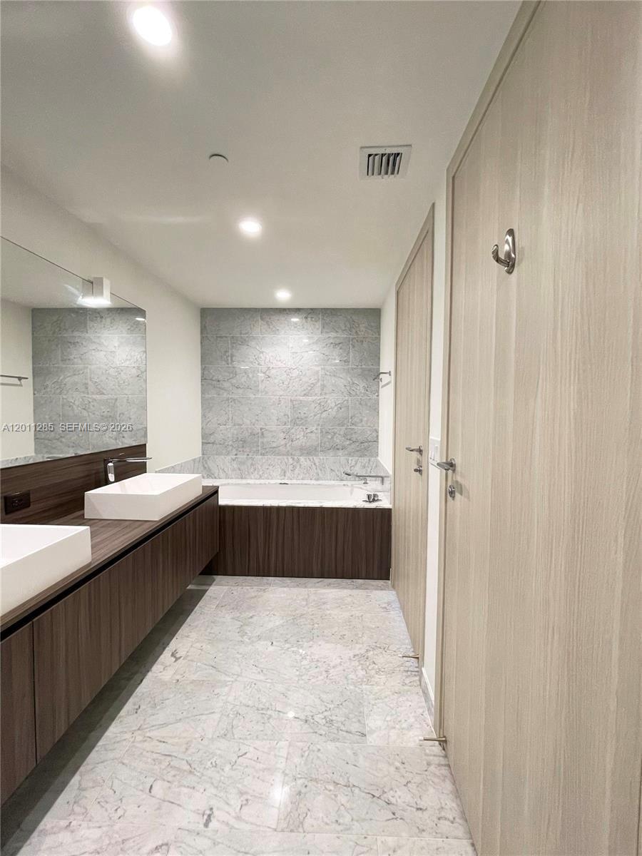 1000 Brickell Plz #4301 Miami, FL 33131