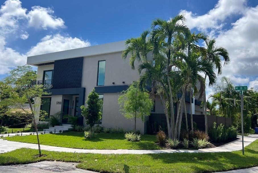 1700 NE 18th St Fort Lauderdale, FL 33305