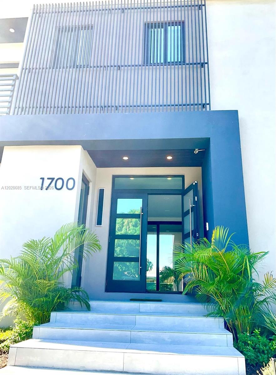 1700 NE 18th St Fort Lauderdale, FL 33305