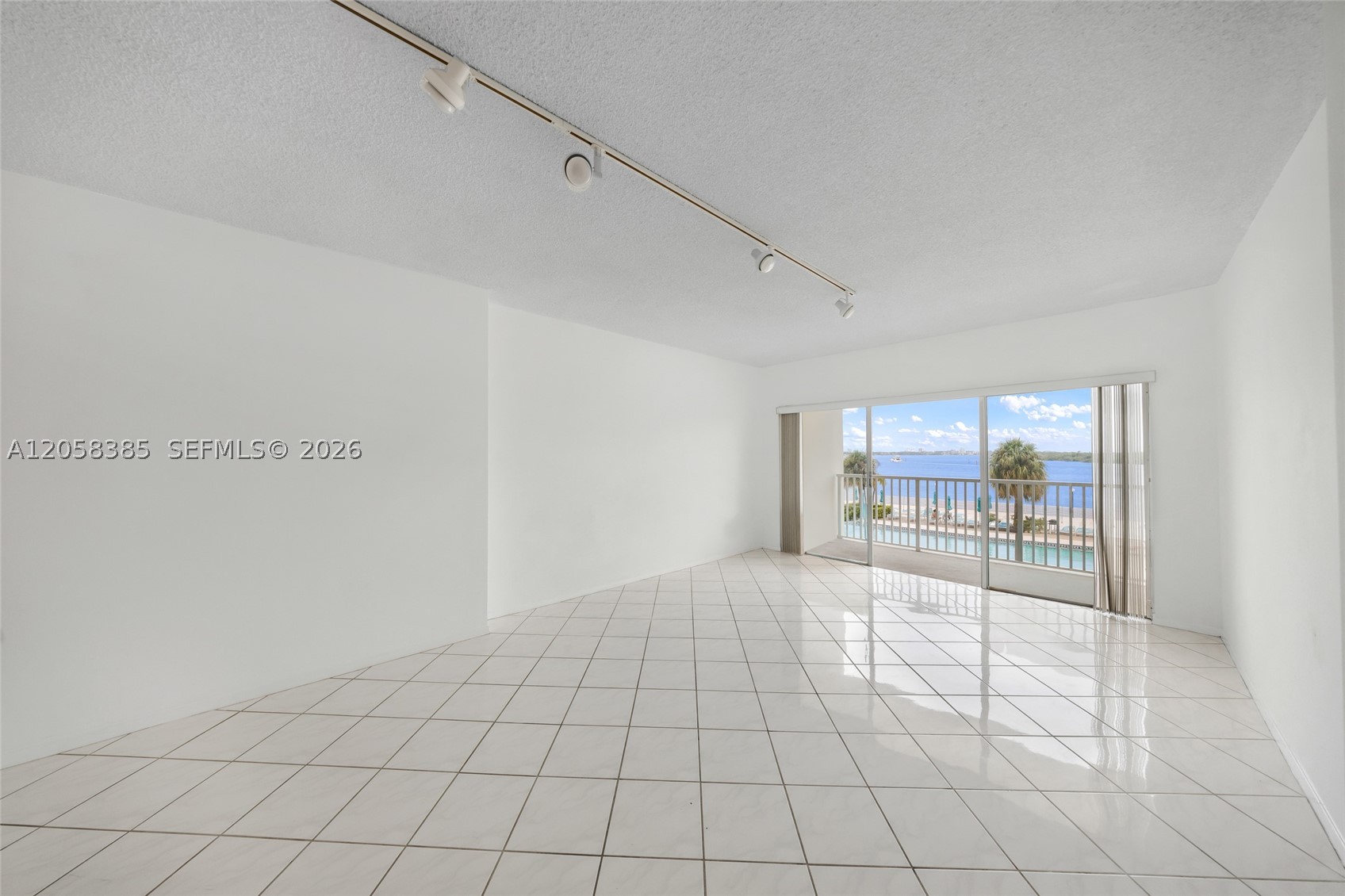 image Arlen House Condo4
