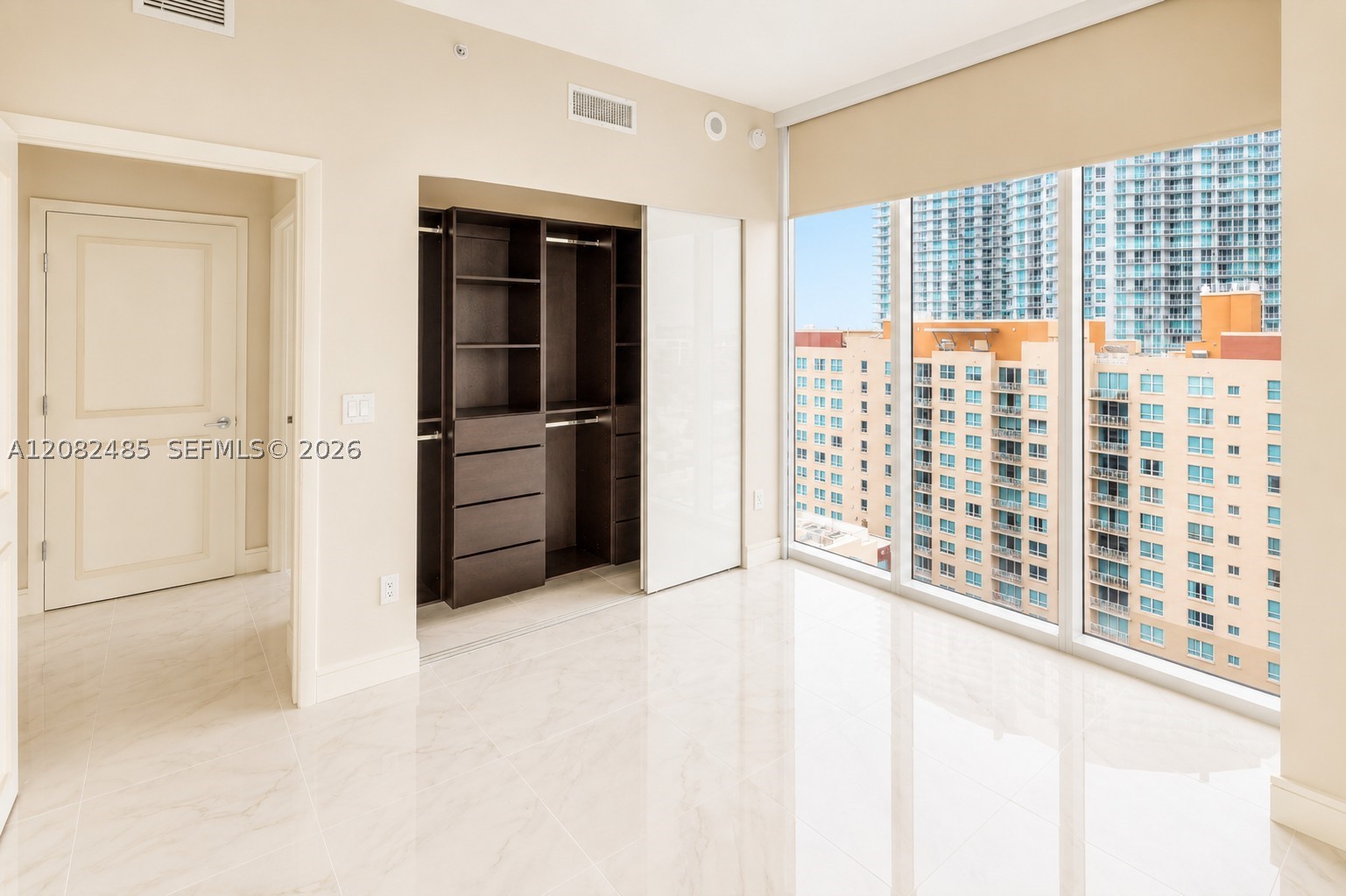 image Paramount Bay11