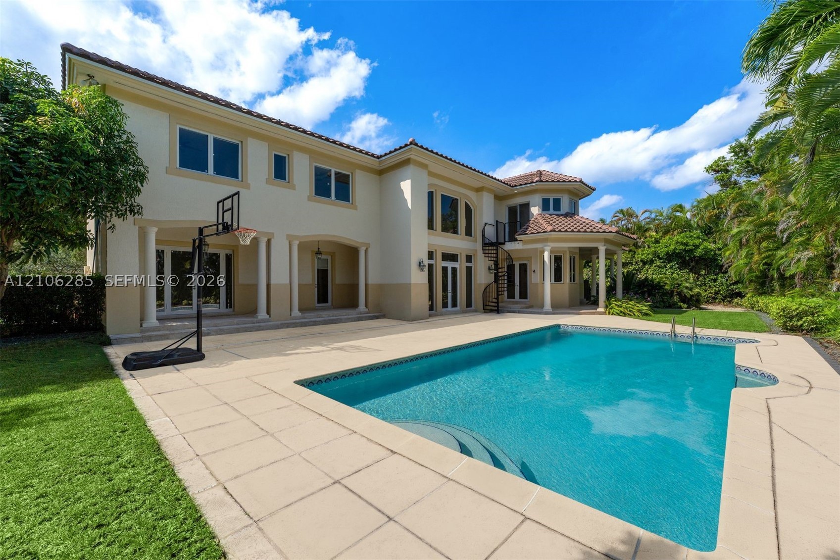 673 Destacada Cir Coral Gables, FL 33156