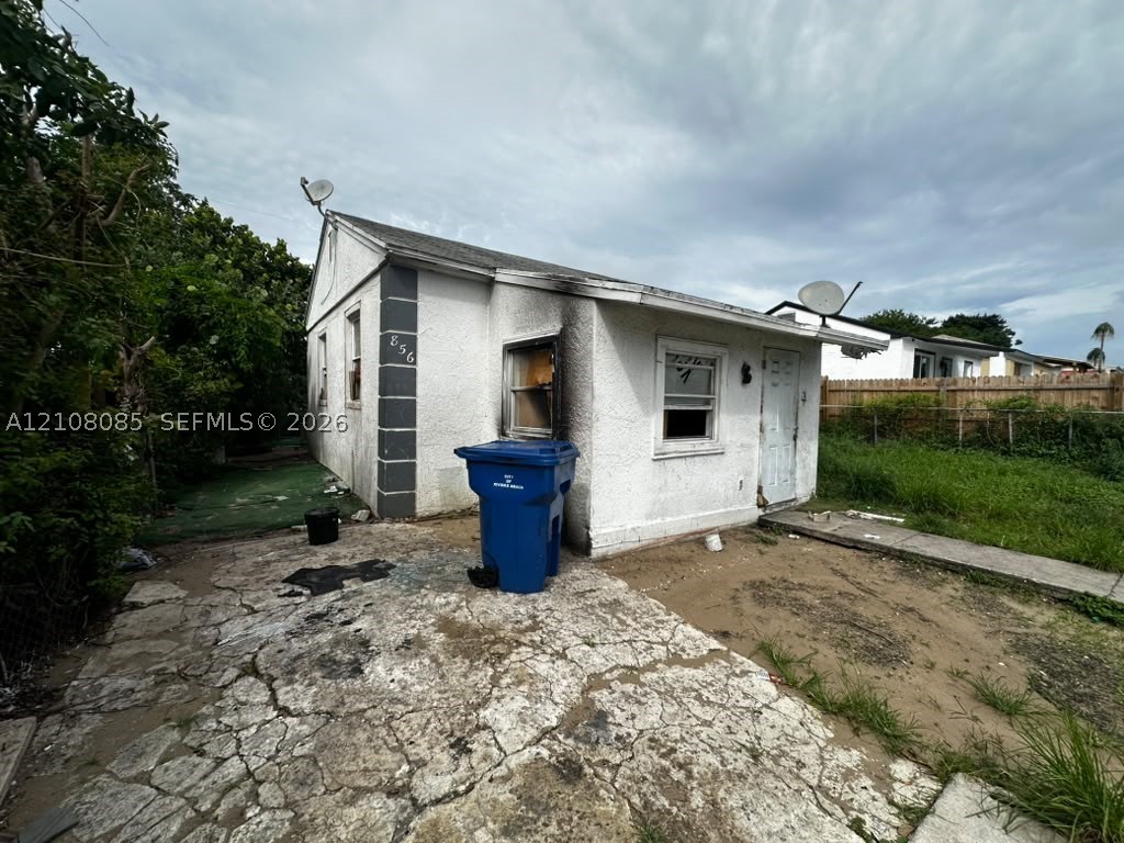 856 W 4th St