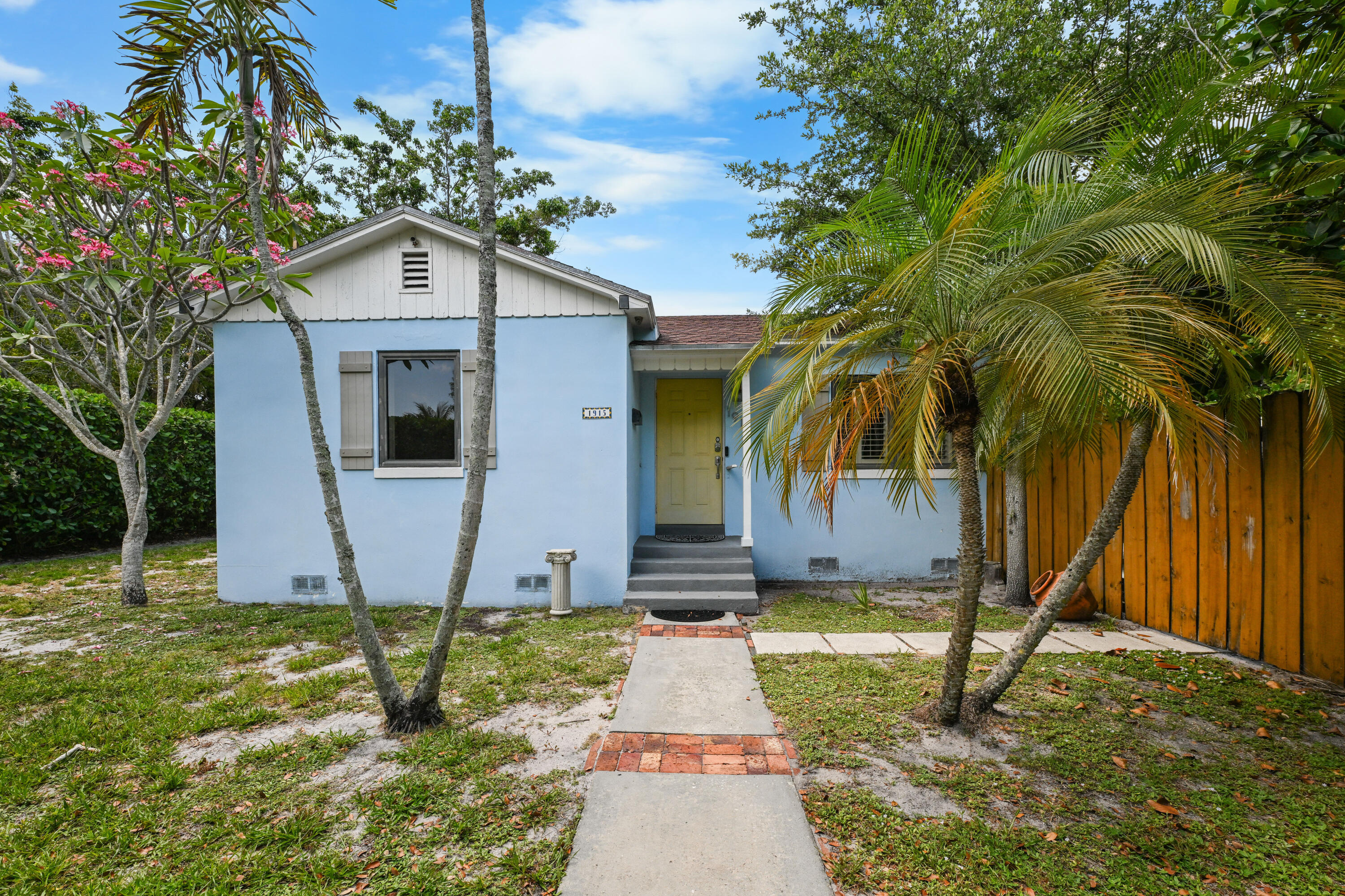 1915 Lake West Palm Beach, FL 33401