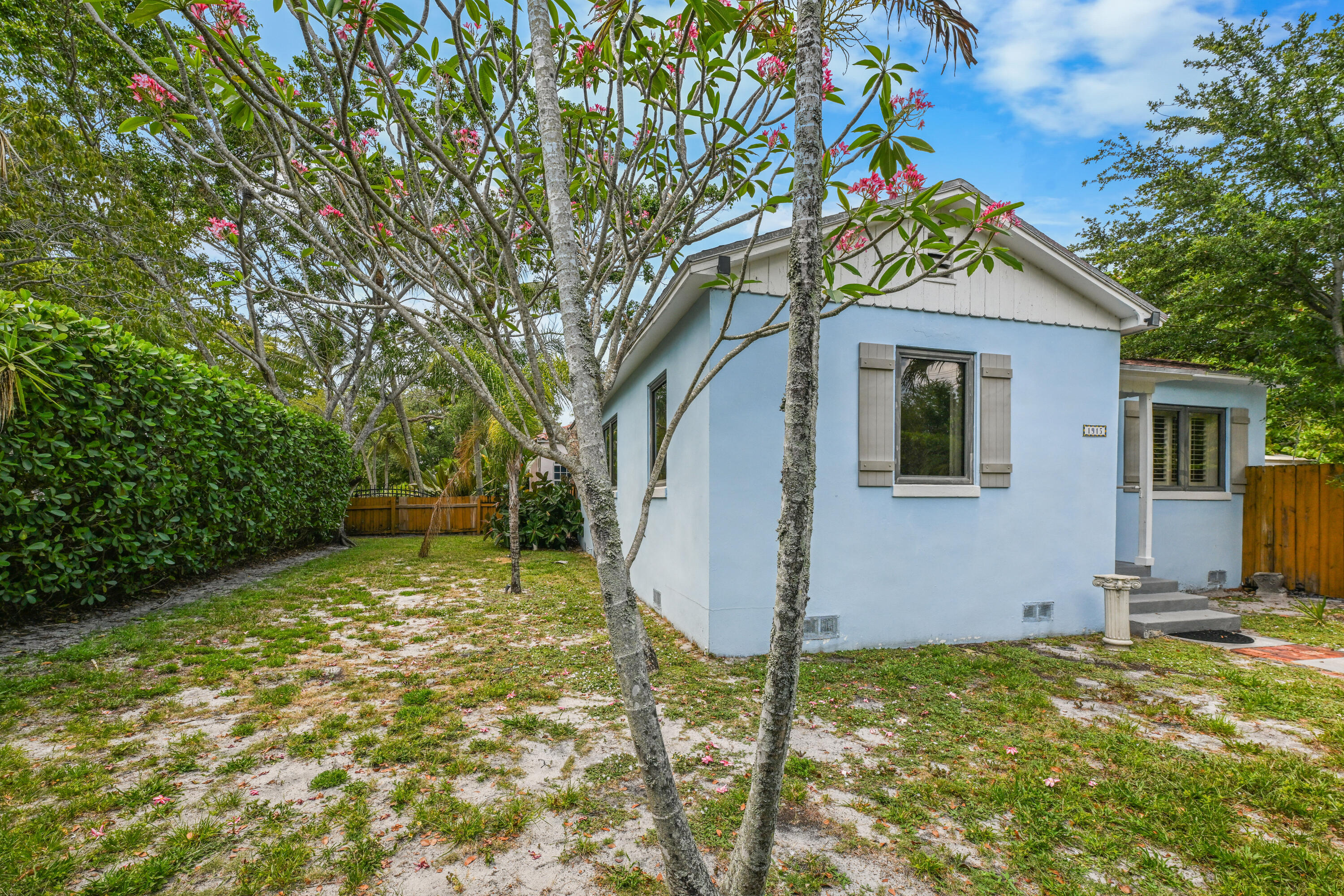 1915 Lake West Palm Beach, FL 33401