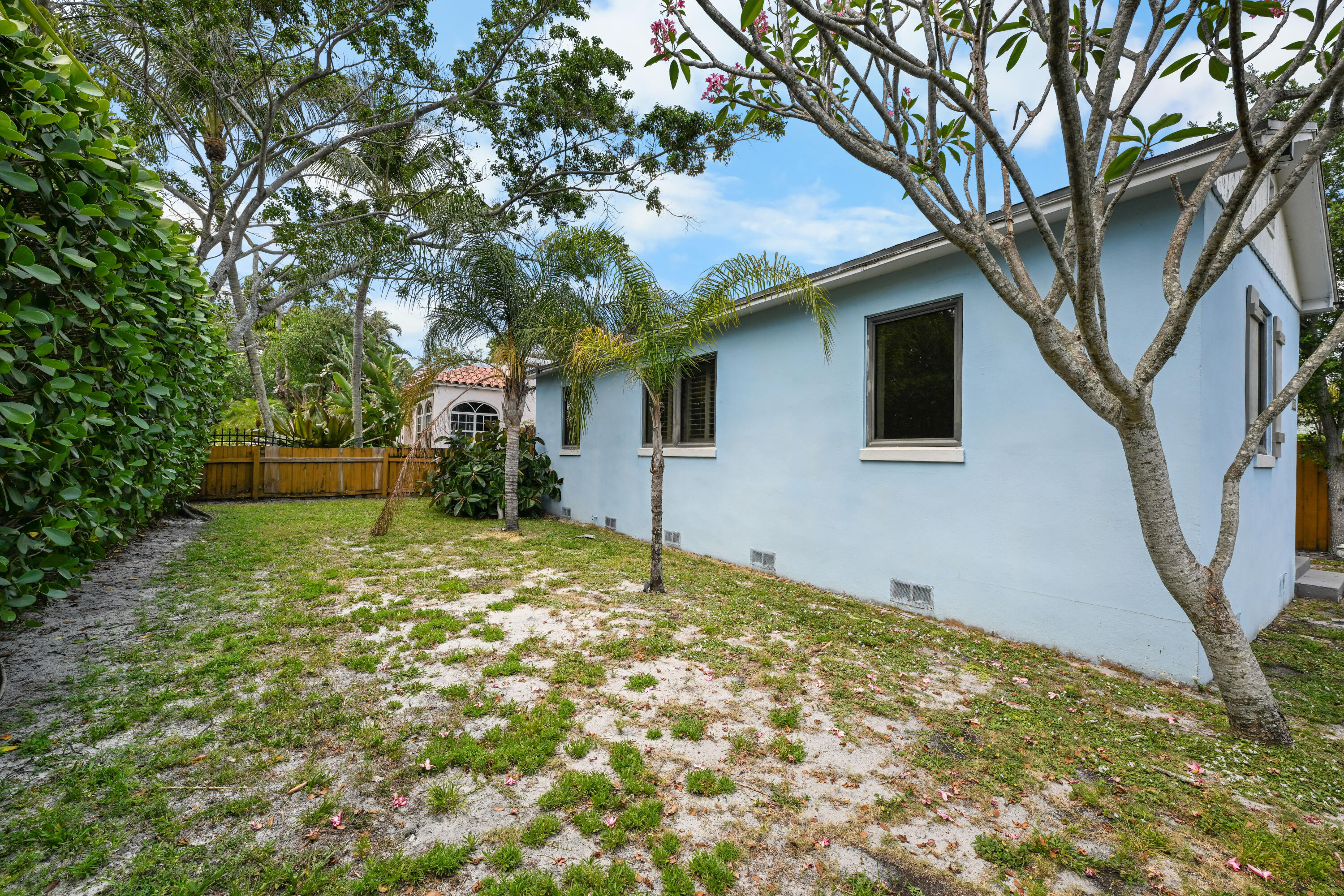 1915 Lake West Palm Beach, FL 33401
