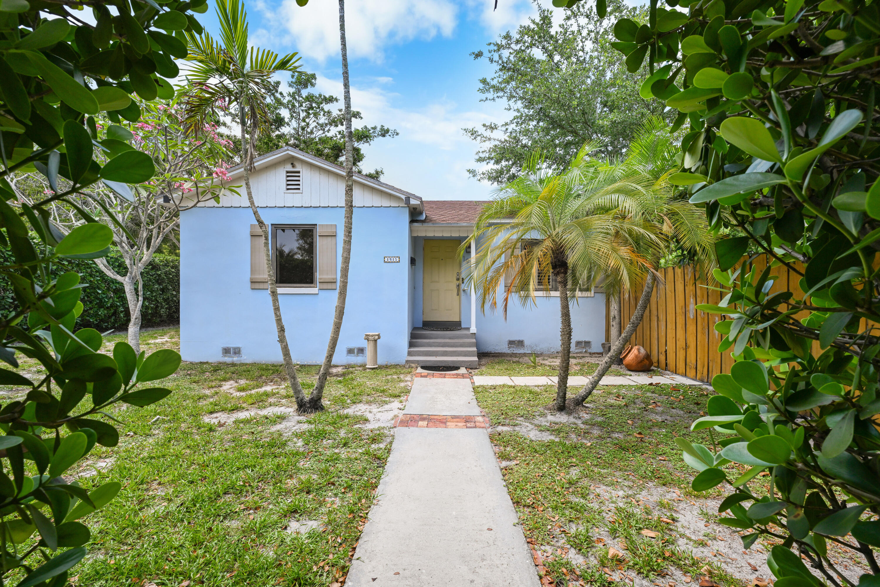 1915 Lake West Palm Beach, FL 33401