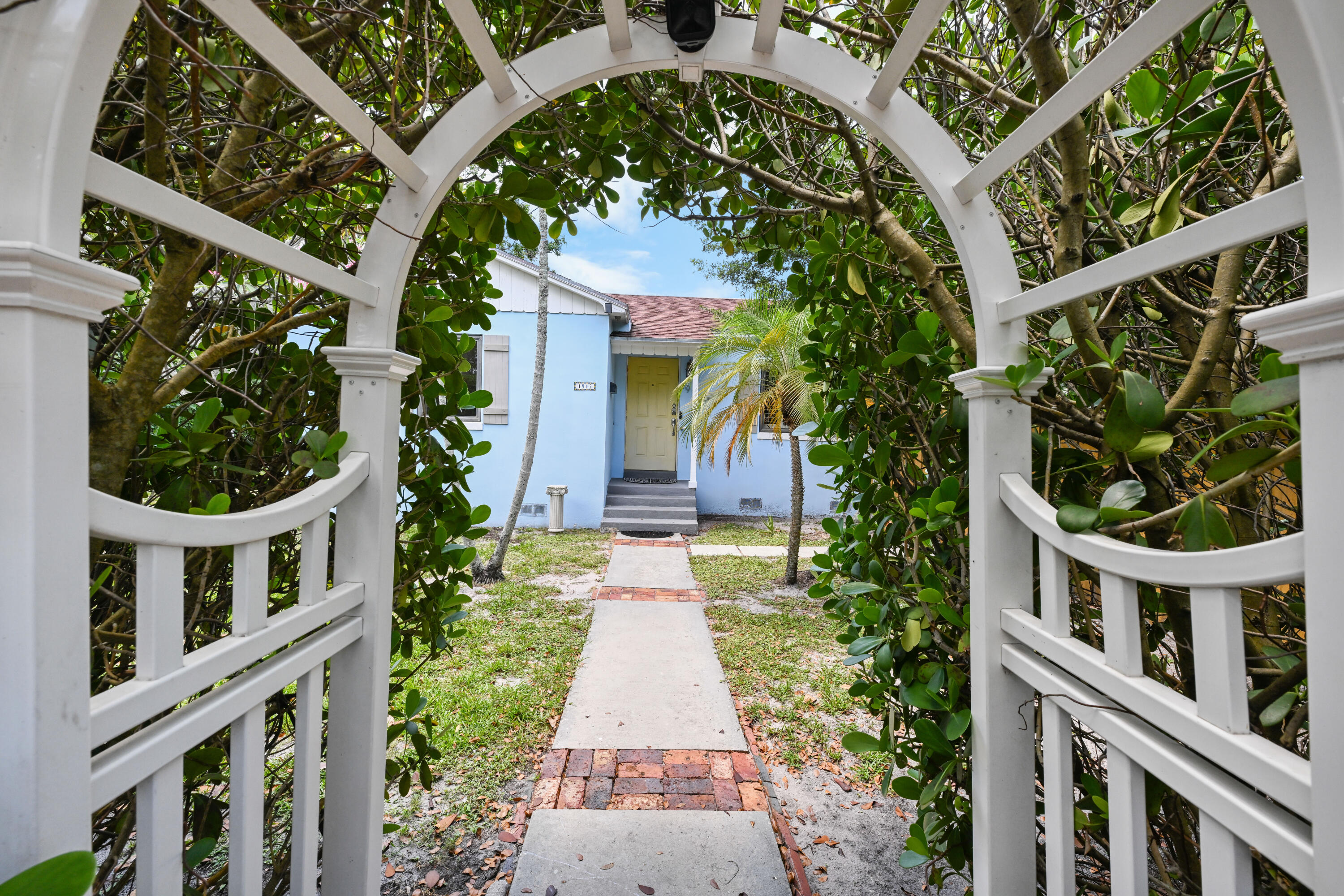 1915 Lake West Palm Beach, FL 33401