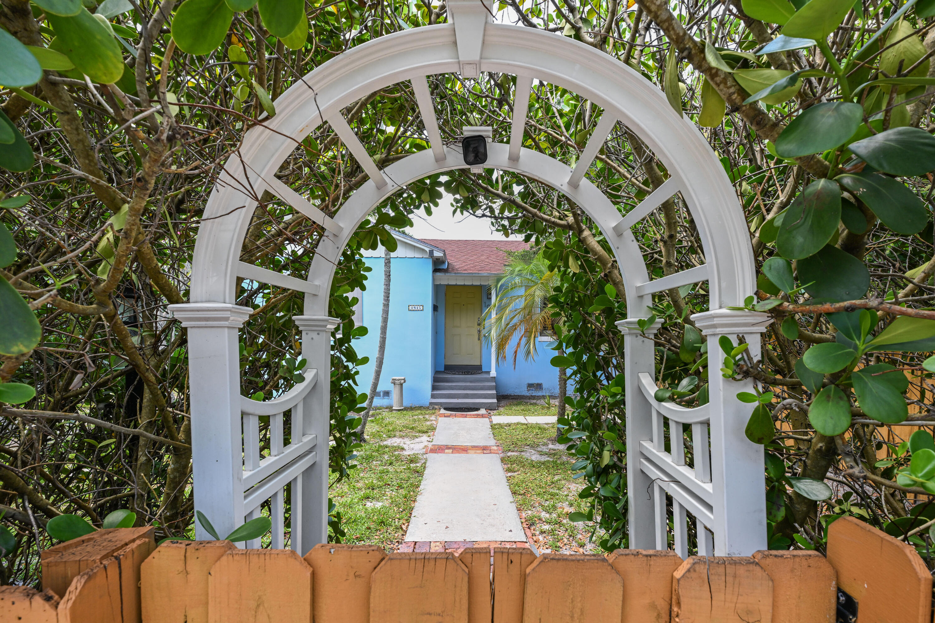 1915 Lake West Palm Beach, FL 33401
