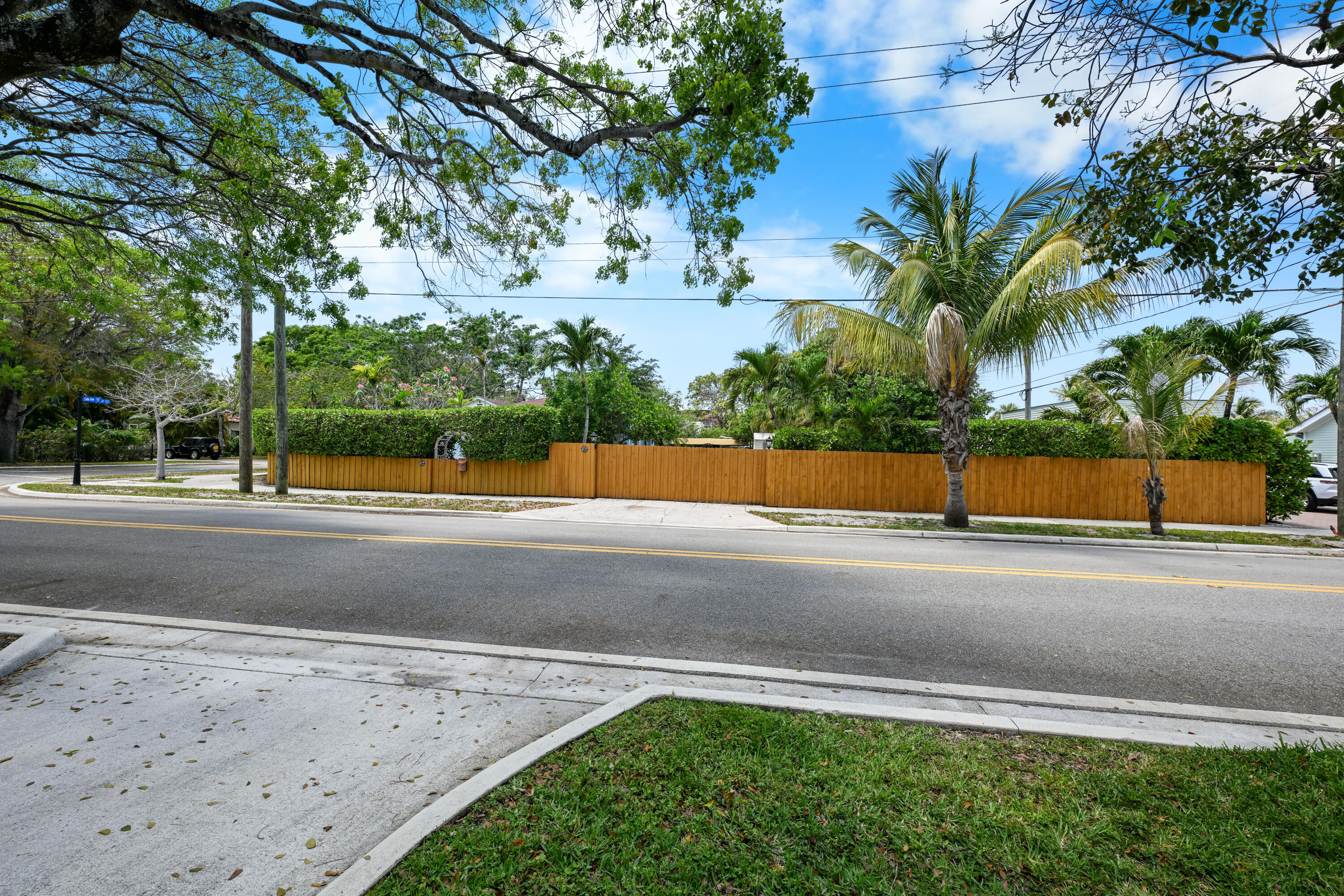 1915 Lake West Palm Beach, FL 33401