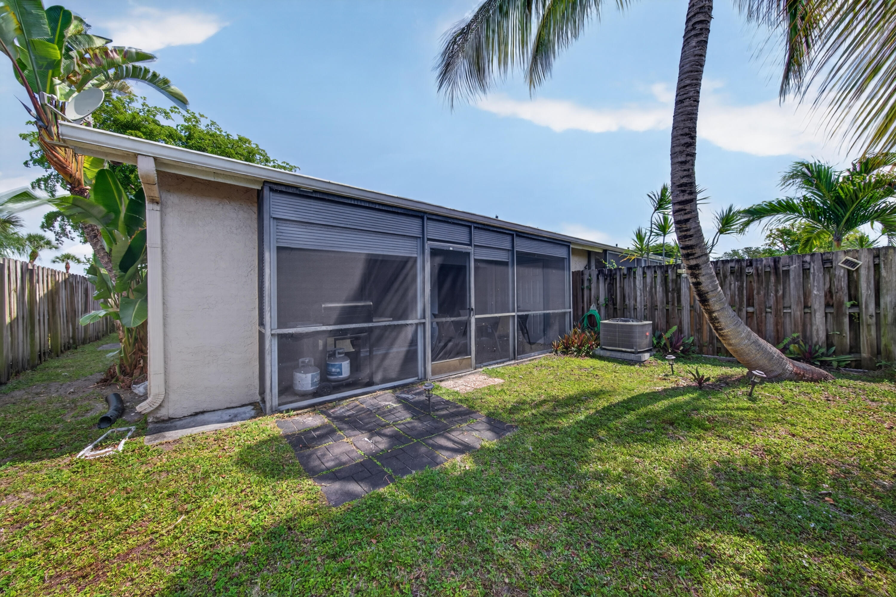 1036 E Lakes