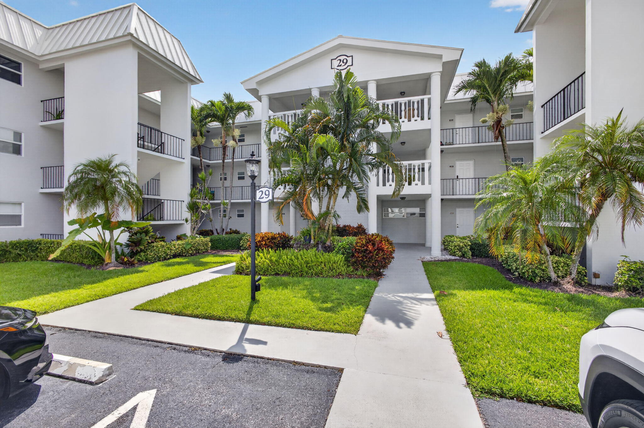 29 Colonial Clb #202