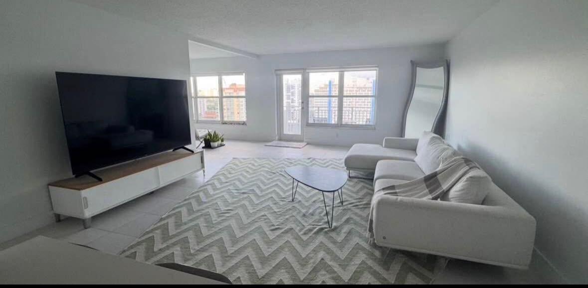 3000 E Sunrise #17F Fort Lauderdale, FL 33304
