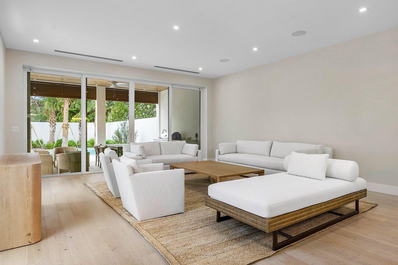 909 Bond Way Delray Beach, FL 33483