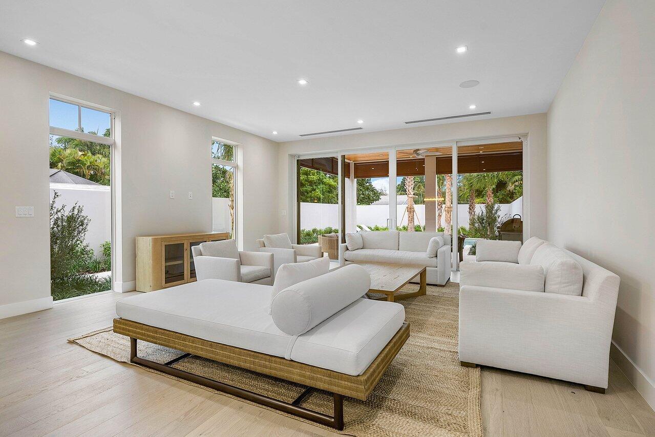 909 Bond Way Delray Beach, FL 33483