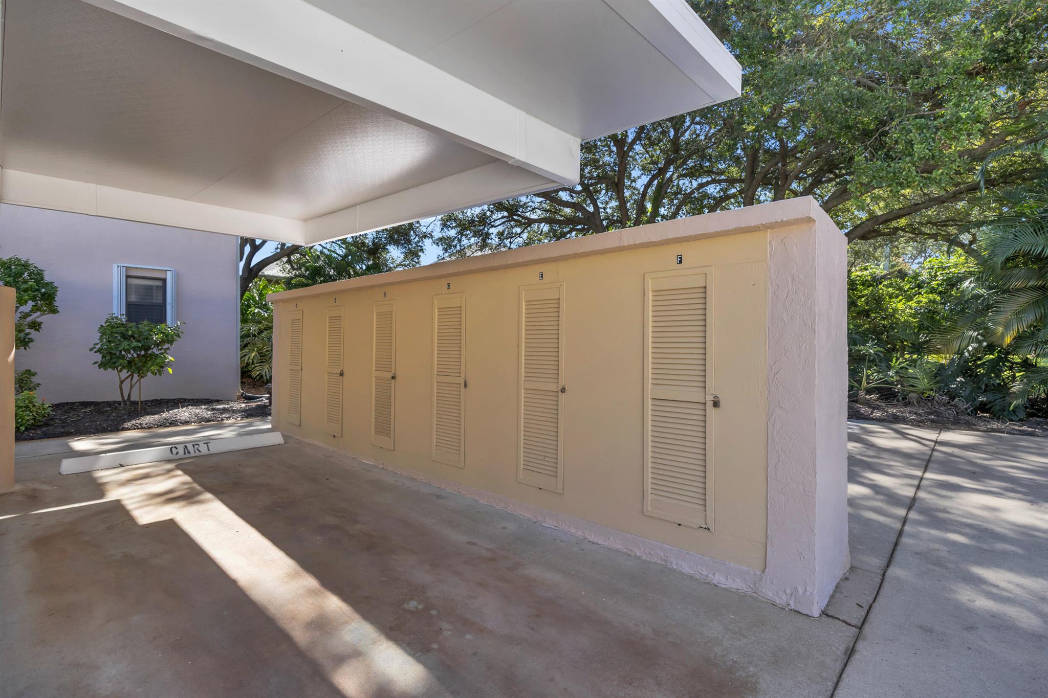 24 SE Turtle Crk Dr #F Tequesta, FL 33469